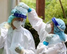 [르포]33도 폭염에 방호복 8시간, 의료진 탈진…"하루 3kg 빠져"