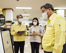 서울 광진구청에 가면 '민원안내 로봇'이 안내해준다