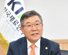 "日 수출규제에 낭떠러지 직전...이 악물고 연구해 2년만에 전화위복"