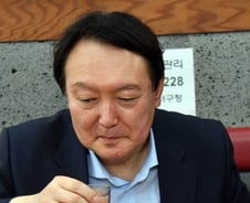 부산 찾은 윤석열에 "이미 대통령"vs"박근혜 왜 구속했나"