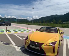 렉서스 오픈카…폭염에 지붕 열고 달려봤다[차알못시승기]