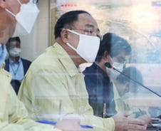 [단독]홍남기, '李·李' 정책 제동?…보유 상한제·稅강화 '신중론'