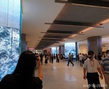 "미술품만 100개, 백화점이야 미술관이야"...롯데스럽지않은 '롯데百 동탄점'