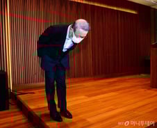 [단독]남양유업서 잘린 장남, 매각 발표 하루 전 몰래 복직