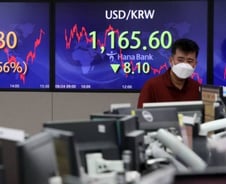 '팔자' 멈춘 외국인, 환율도 진정 추세…코스피 반등 나설까