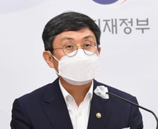 아프면 쉬어도 하루 4만원 준다...내년 일자리 211만개 창출