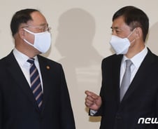 나라는 빚내서 돈 풀고, 은행은 조이고...엇갈리는 경제정책