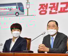 [단독]역선택 논란에…국민의힘, '정권교체 찬성' 문항 유력 검토