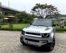 랜드로버 '디펜더 90' 압도적 디자인…쌍용차가 이랬어야[차알못시승기]