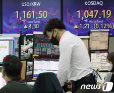 외국인·기관 '팔자', 다시 무너진 코스피 3200…카카오뱅크 또 급락