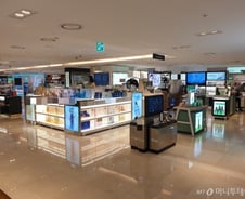 직원 3분의2 떠났다 "다음은 내 차례일수도…" 면세직원의 한숨