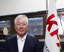 존재감 없던 패스트푸드점 떠안아 '매장수 1등' 만든 그가 회사 매각한 까닭은