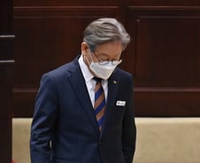 [단독]'이재명 굽은 팔' 의혹제기 의사 '징계 청원' vs "어이 없다"