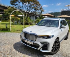 탱크가 스포츠카처럼 달린다…억소리 나는 BMW X7 인기 비결 [차알못시승기]