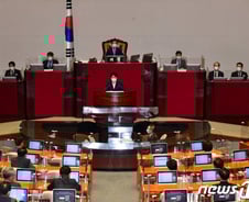 "윤희숙은 사퇴했는데…"…정치개혁 구호가 사라진 세상에서[우보세]