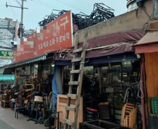 [르포]"재고가 옥상까지 쌓여, 우리가 폐업할 판"…황학동 중고주방거리 의 한숨