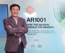 [단독]"치매 노인이 휴대폰 사용"…韓치매약, 임상2 연장시험 성공