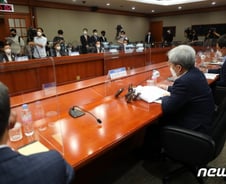 [단독] 비상장사·모태펀드도 '기관전용 사모펀드' 투자…물러선 금융위