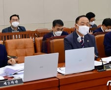 홍남기 "국가전략기술 세금 혜택, 중소·중견기업도 받도록 노력"