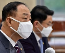 추경호 "무리한 최저임금"...홍남기 "정부 초기 과하게 올랐다"