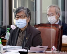 정은경 "코로나19 사망자, 화장 권고...장례 방법·비용 검토중"