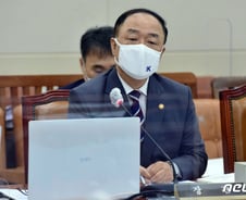 이재명 공약 '국토보유세'에 홍남기 "국민공감대 우선"