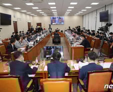 복지장관 "이달 말 단계적 일상회복"...야당 "이상반응 관리 필요"