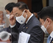 여야 "온라인 경마" 촉구…홍남기 "연내 검토 마무리"