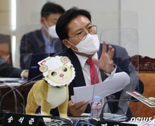 불독 인형 가리키며 "구린내 나서 대똥이 됐다"…與 발끈