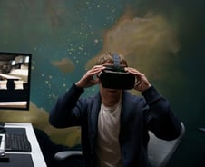 저커버그, 차세대 VR 고글 프로토타입 공개.."레티나 해상도"[IT썰]