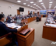 진선미 前 국토위원장 보좌관 피감기관 직행…野 "부끄러운 일"