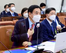 이주열 '11월 금리인상' 의지…'가계부채'에 여야 동상이몽