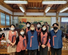 전국 기초지자체 최초...종로구 "매일 한복 입고 근무한다"