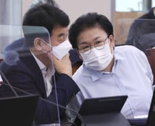 與 "천공 조언 받았으면" 이재명 "그러고 싶다"…野 즉각 항의