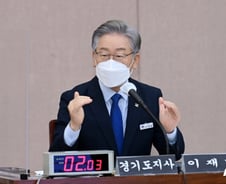 김은혜 "도대체 안 게 뭐냐…무능" vs 이재명 "회장이 대리 보고받나"