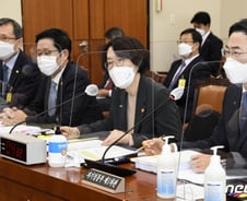 알뜰폰 사업 손떼겠냐 질문에 SKT "국회 결정 따르겠다"