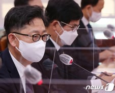 김현수 장관 "11월부터 과천 경마장 관중 입장 가능해질 것"