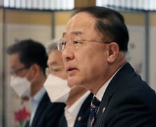 "이 동네에도 공항 하나 딱"...나랏돈 잔치, 곳간지기도 못 막는다