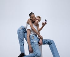 삼성 'Z플립3' 인기에 전용 청바지 등장..'플립족은 필수'[IT썰]