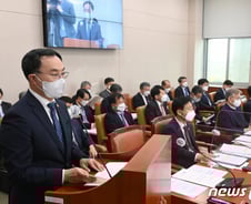 [단독]"요소수 대란인데 뭘 바꿔"...소부장 전담조직, 1년 더 간다
