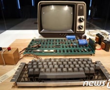 45년전 잡스가 처음 만든 PC, 4억7000만원에 팔렸다[IT썰]