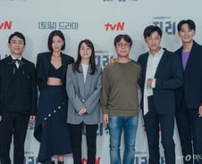 '킹덤'과 '지리산' 뭐가 달랐나...김은희도 못 피한 PPL의 덫