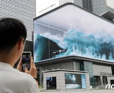 강남 한복판에 파도가 출렁...뉴욕 타임스퀘어에 폭포가 쏟아진다