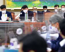 [단독]금융위 "NFT도 특금법 포함…내년부터 과세 대상"