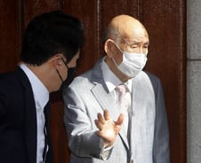 與 "전두환, 진정한 사과와 참회 거부하고 떠났다"