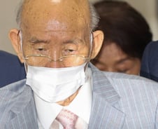 '쿠데타 동지' 전두환·노태우… 똑같이 희소병 앓았다