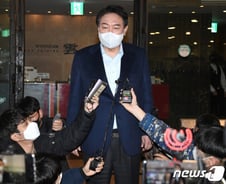 윤석열, 전두환 조문 안 간다…이준석도 조화만