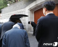故전두환 운구차, 연희동 자택 출발 빈소로…사망 6시간만에