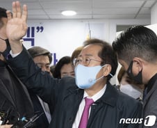 홍준표, '전두환 조문' 입장 철회…"반대 의견 받아들이겠다"