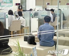 [단독]당국 압박에 은행 예·적금 '기준금리 인상폭'보다 더 올린다